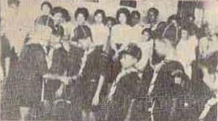 臺北市大同國校幼童軍成立隊長與隊員握手言歡(台月刊-08-02-06)(郭廷銘先生提供)