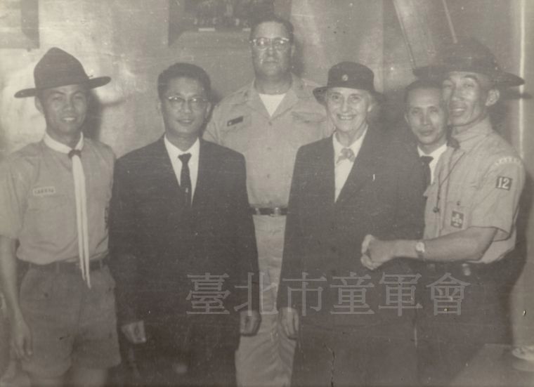 貝登堡夫人來華訪問（左起殷正言、謝又華、美國童軍、貝登堡夫人、劉熾雲、李修和）(郭廷銘先生提供)