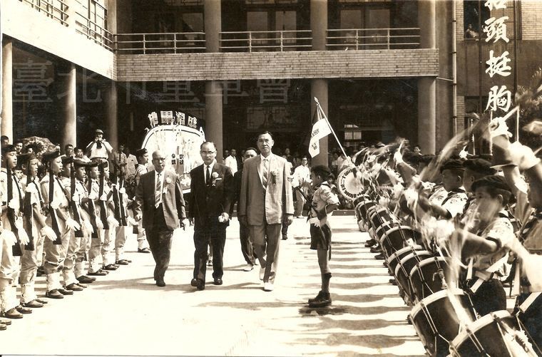 成淵童軍鼓隊（第12團）歡迎高玉樹市長，李大祥校長陪閱(郭廷銘先生提供)