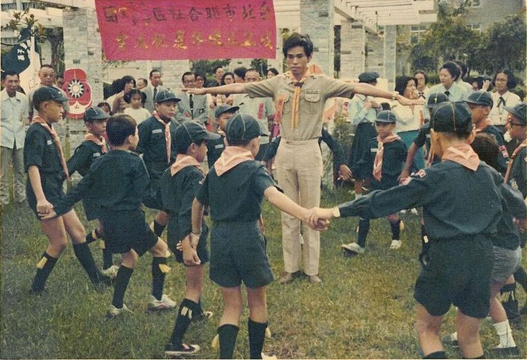 聯合社區團成立三週年慶祝大會，呂四維團長主持幼童軍吼聲(陳美玉女士家屬提供)