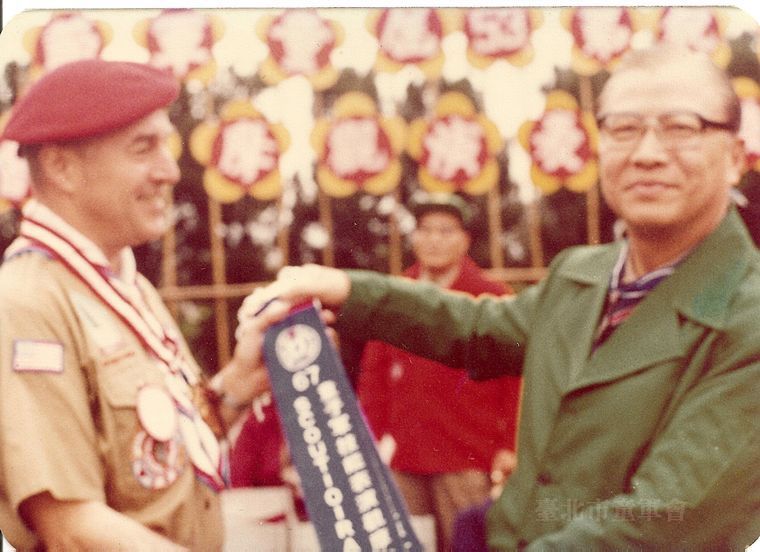 中美童子軍技能表演觀摩大會，總會理事黃建斌(右)頒發獎帶(郭廷銘先生提供)