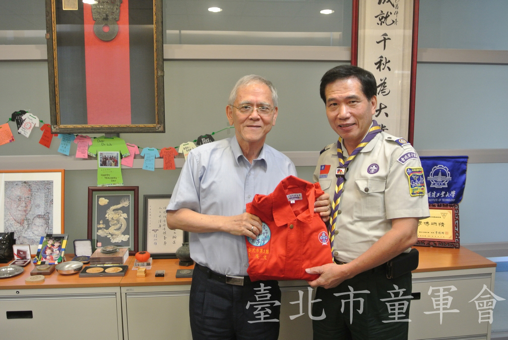 致贈吳成文先生童軍夾克()