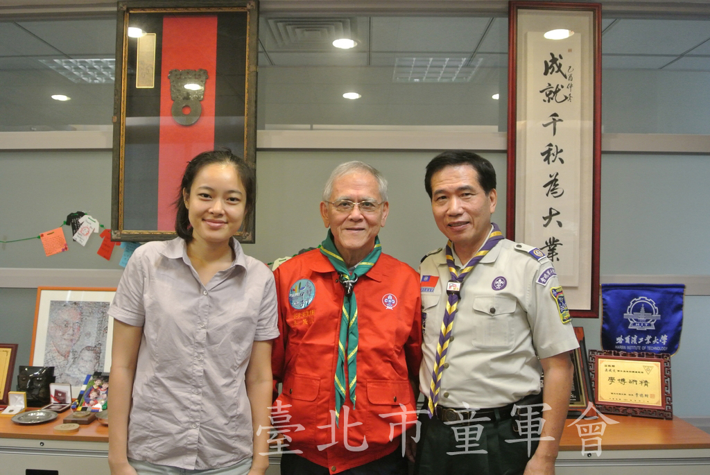 拜會吳成文先生，左起附中校友會代表裘怡婷(附中H1023)、吳成文(附中E4)、郭廷銘(附中H155)()